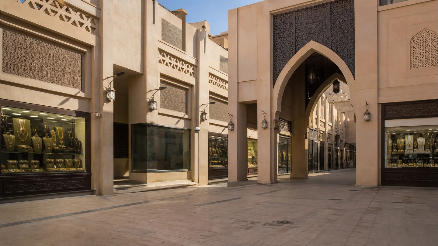 تصور بصري واقعي للمدخل الخارجي ومحلات الذهب في سوق طيبة بالرياض